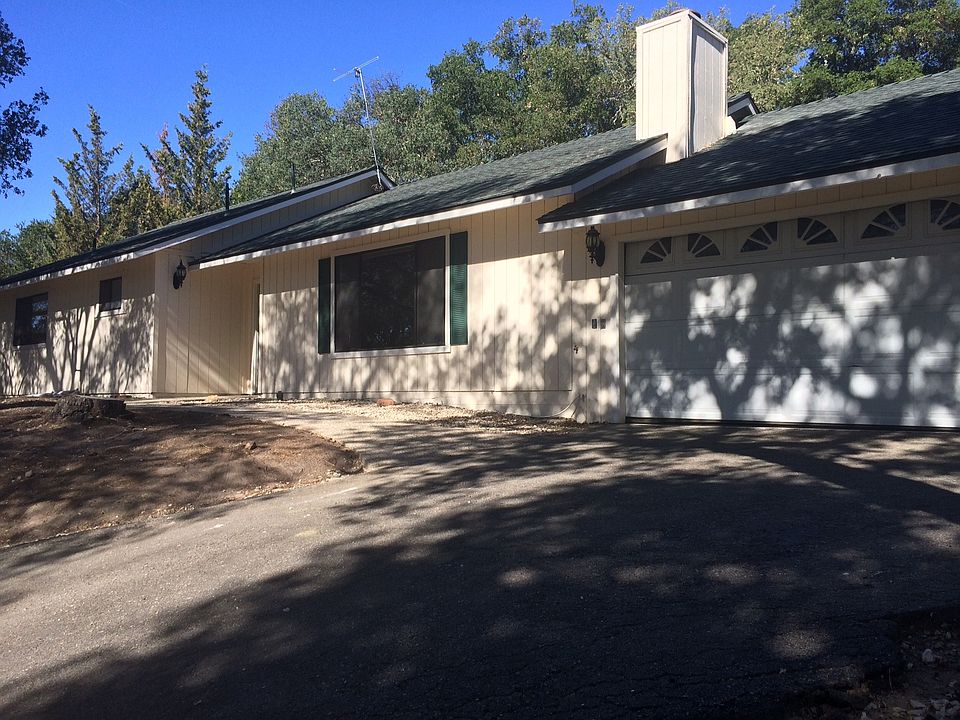 Front of House/Garage