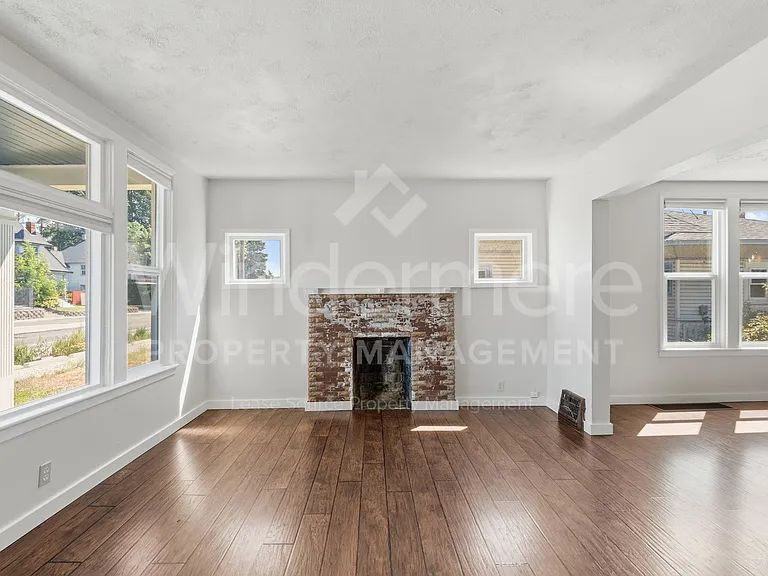 914 E Indiana Ave — Photo 10