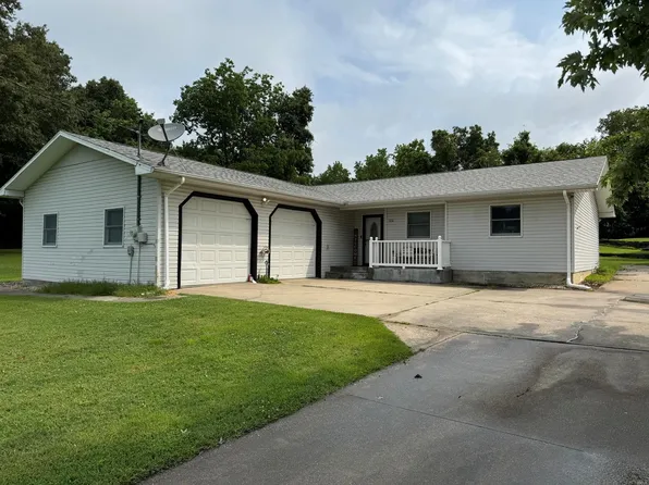 1106 N Poplar St, Dexter, MO 63841