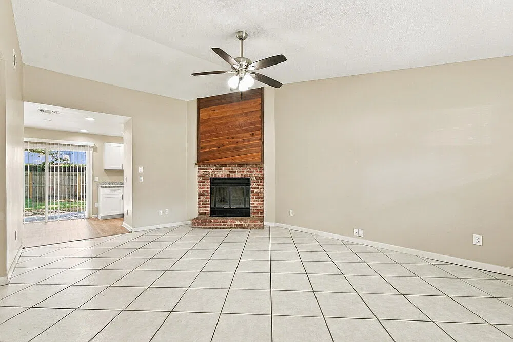 3 bed, 2.0 bath, 1218 sqft, $2,175 — Photo 4