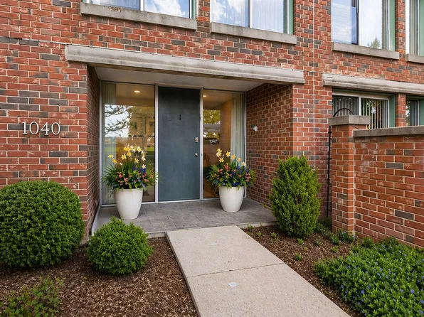 1040 Arbor Ln, Northfield, IL 60093