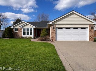 22264 Oakwood St, Woodhaven, MI