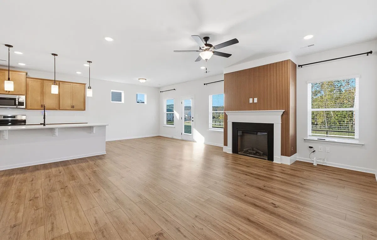 4 bed, 3.0 bath, 3005 sqft, $3,050 — Photo 2
