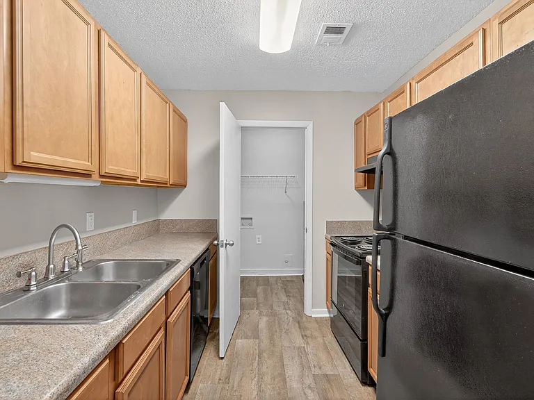 Sawbranch Apartments — Photo 49