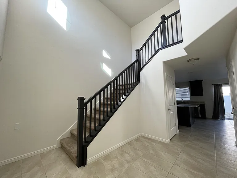 1118 W Stonehaven Dr — Photo 3