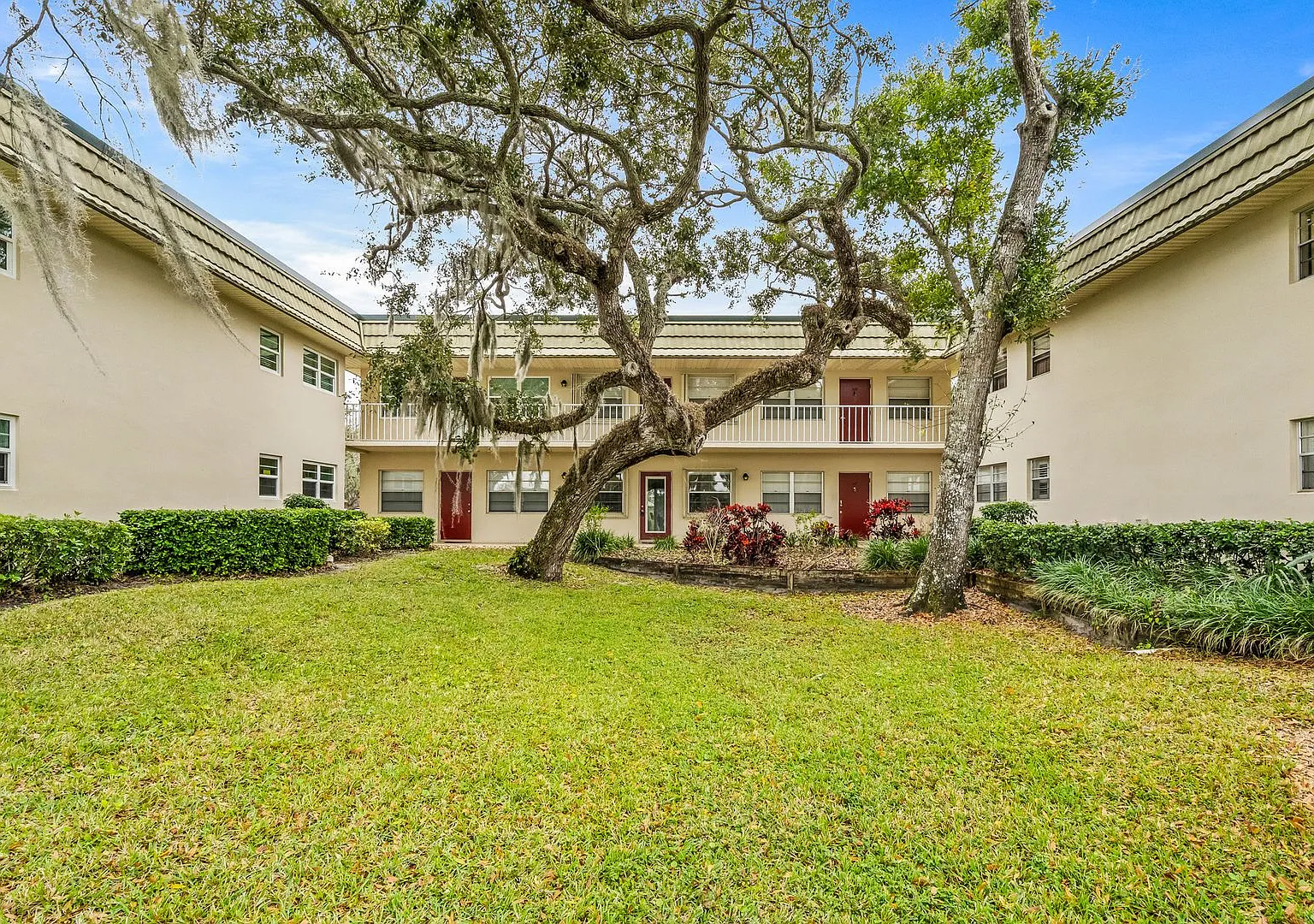 Furnished 1/1 condo Available in Vista Gardens — Photo 1