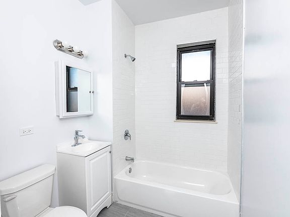 5th image of 2650 N Milwaukee Ave #2