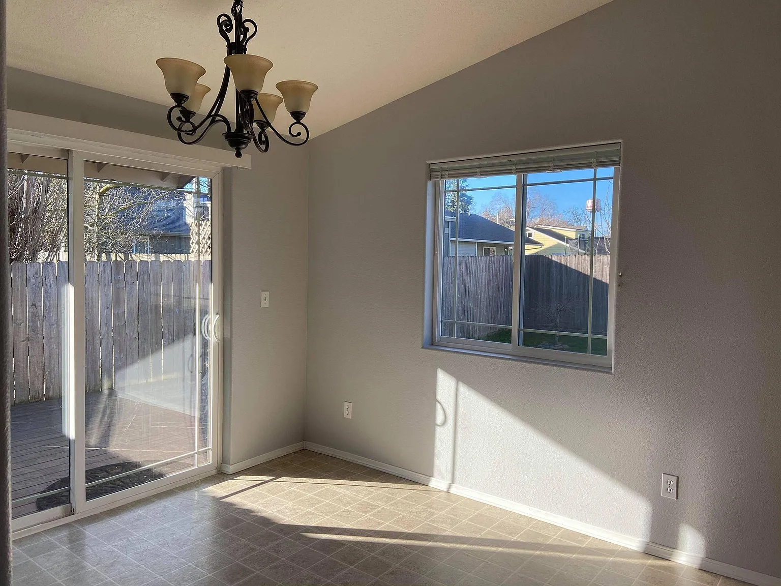 3 bed, 1076 sqft, $2,200 — Photo 4