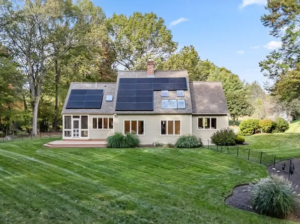 28 Garvey Rd, Framingham, MA 01701