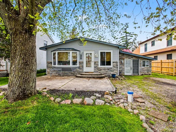 1210 Sunrise Park St, Howell, MI 48843