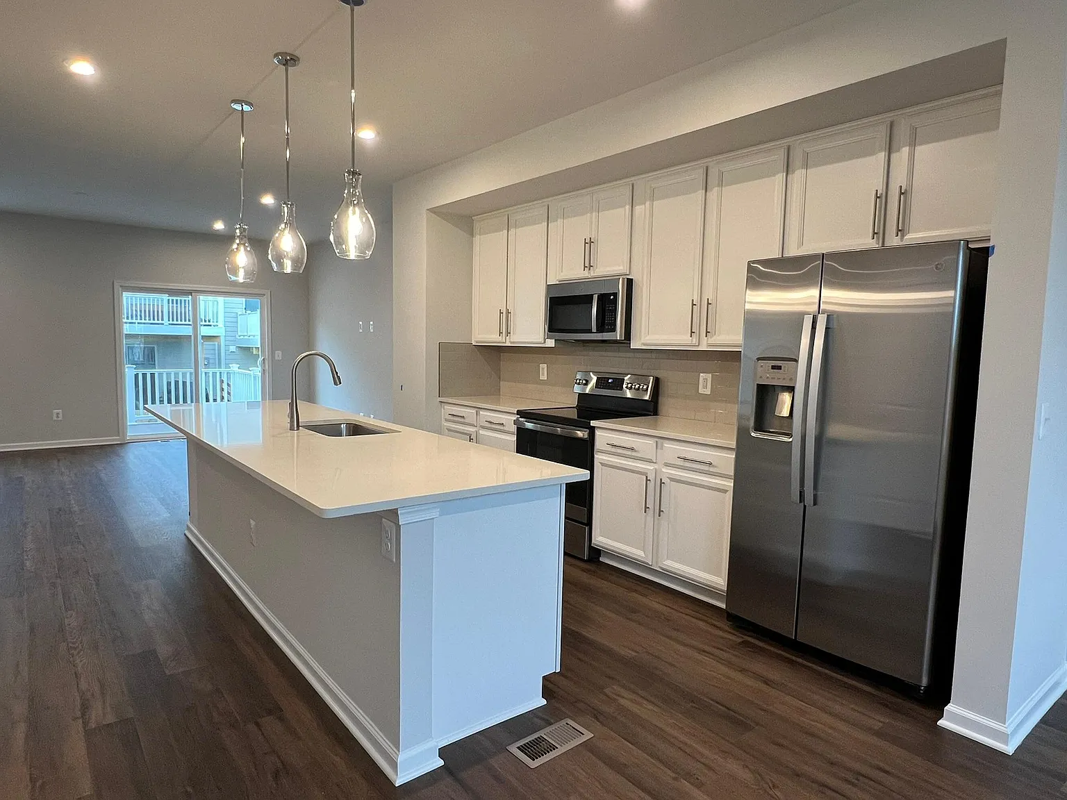 3 bed, 3.5 bath, 2080 sqft, $2,590 — Photo 3