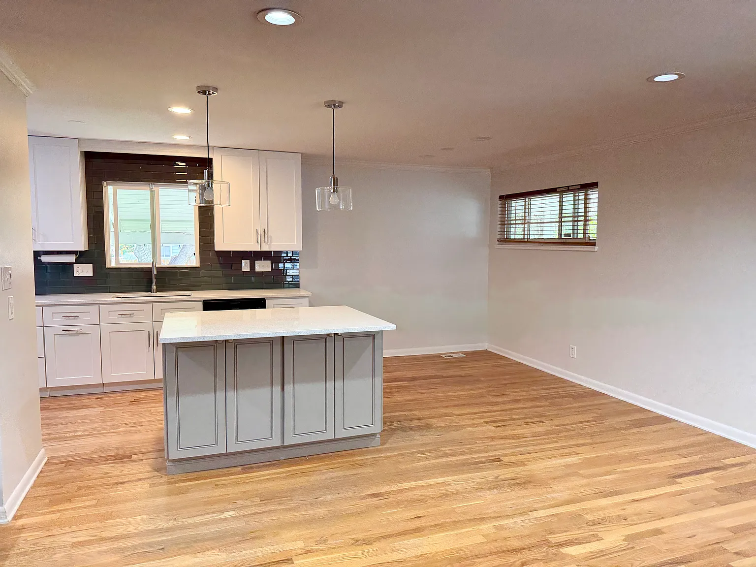4 bed, 2200 sqft, $3,200 — Photo 4