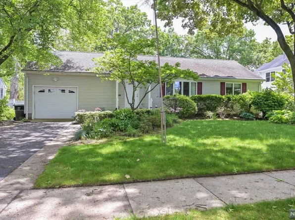 722 Erie Rd, Paramus, NJ 07652
