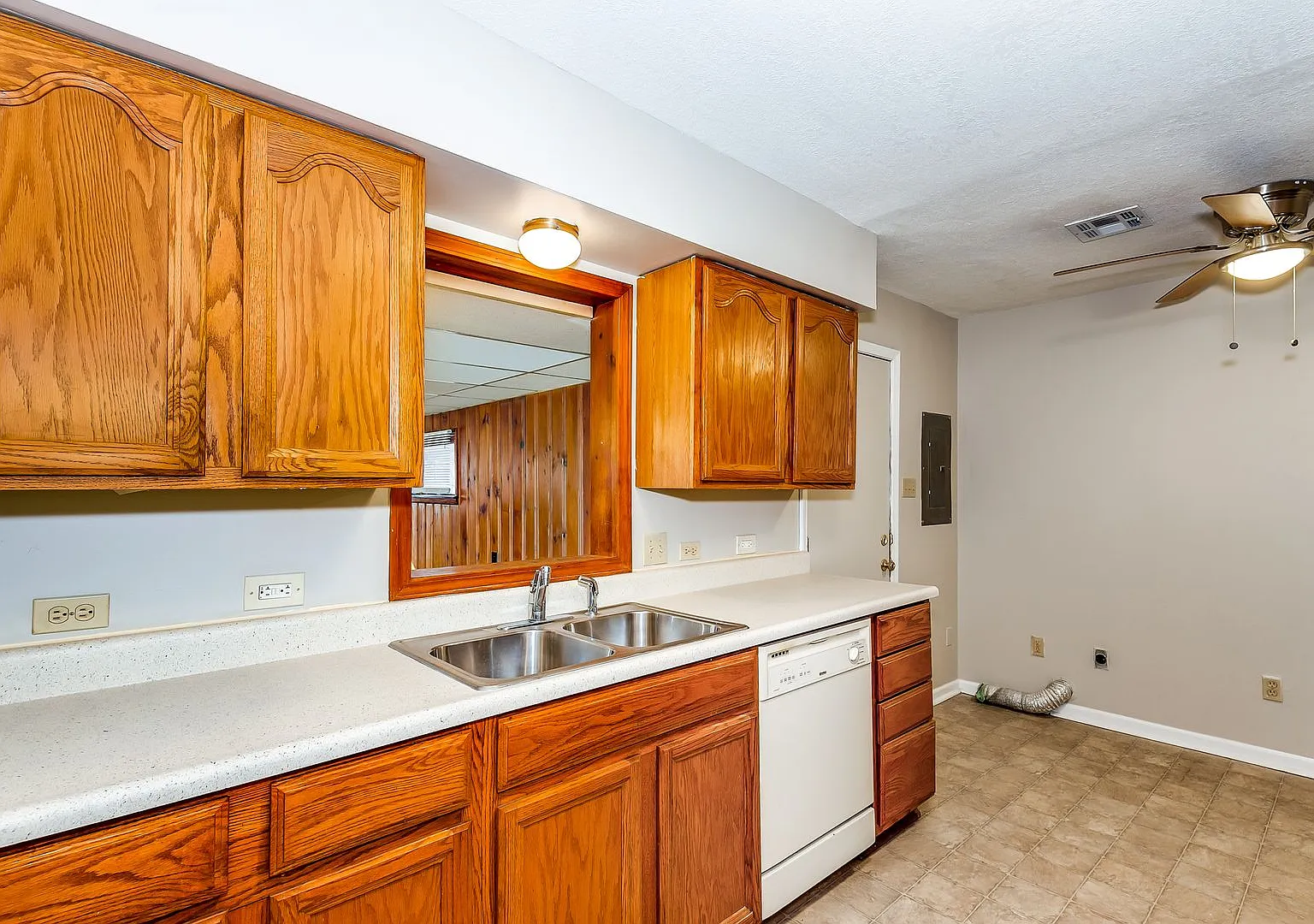 Large 2 Bedroom Home with Den! — Photo 3