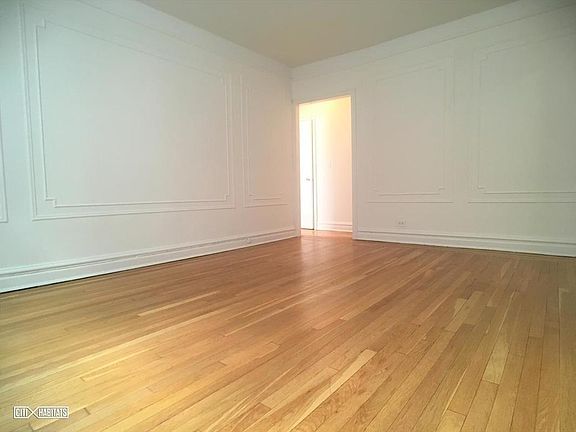 3rd image of 3121 29th St APT 4F