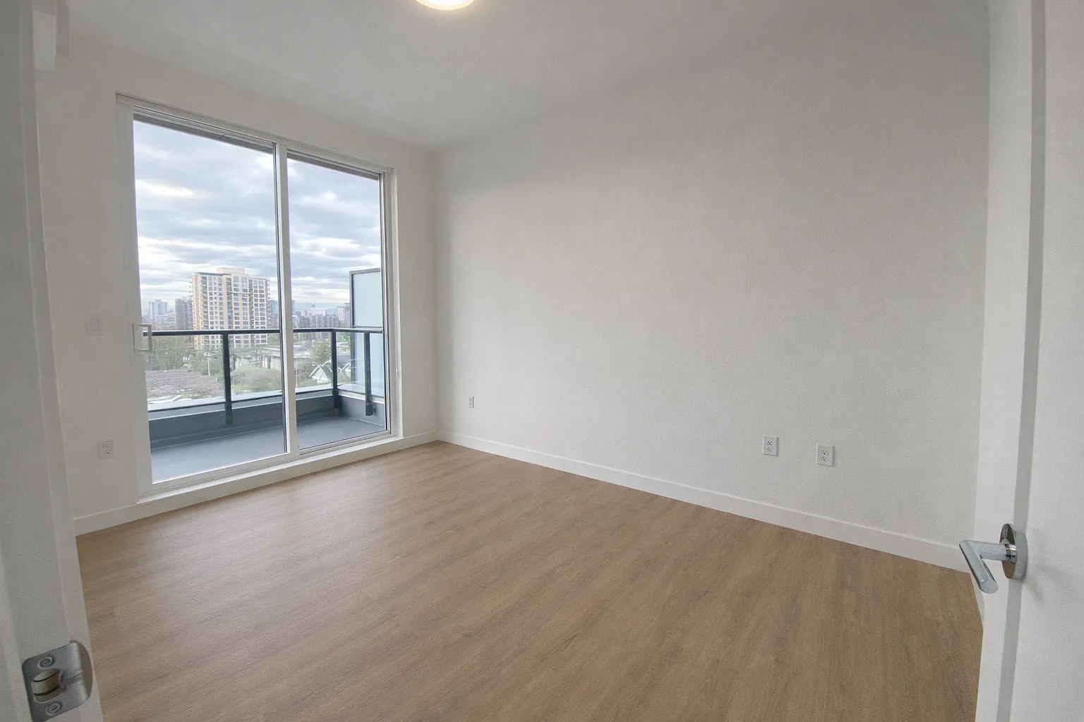 3 bed, 983 sqft, $3,850 — Photo 4