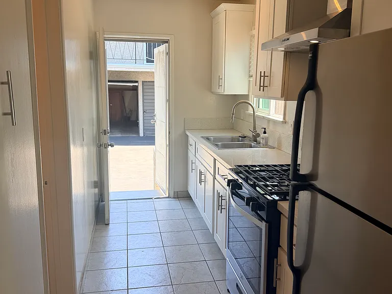 5010 Riverton Ave — Photo 6