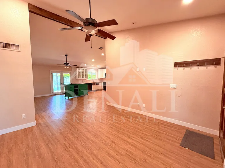 306 E Houston Ave — Photo 3