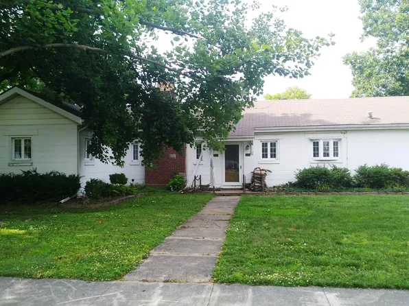 928 E 1st North St, Carlinville, IL 62626