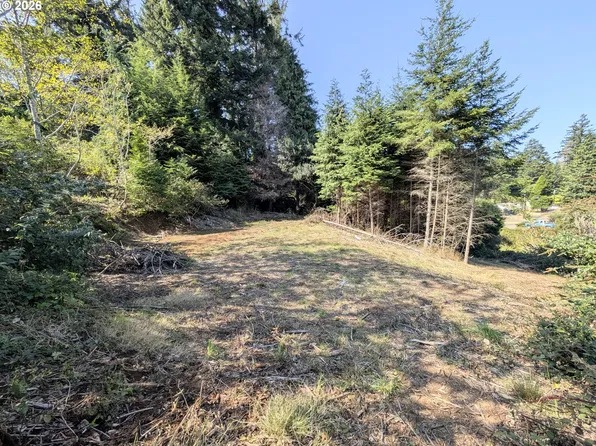777 Lombard St, North Bend, OR 97459