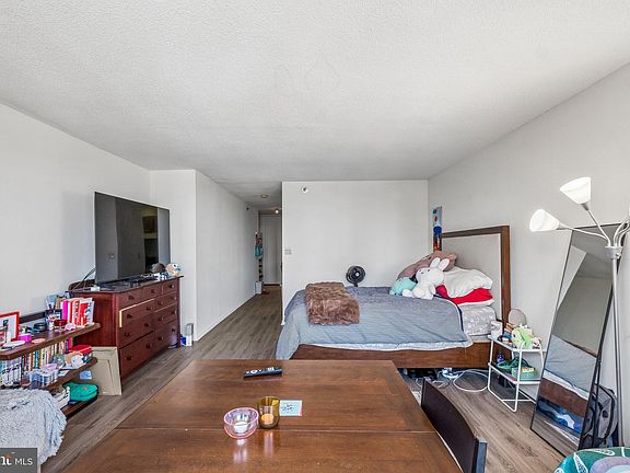 3rd image of 2020 Walnut St APT 28A