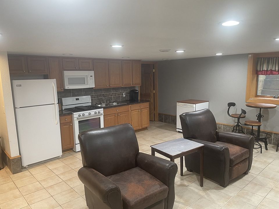 1st image of 910 15th Ave W #910
