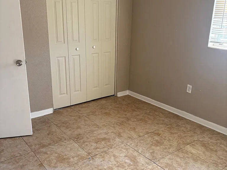 2105 Edwin St NE — Photo 9