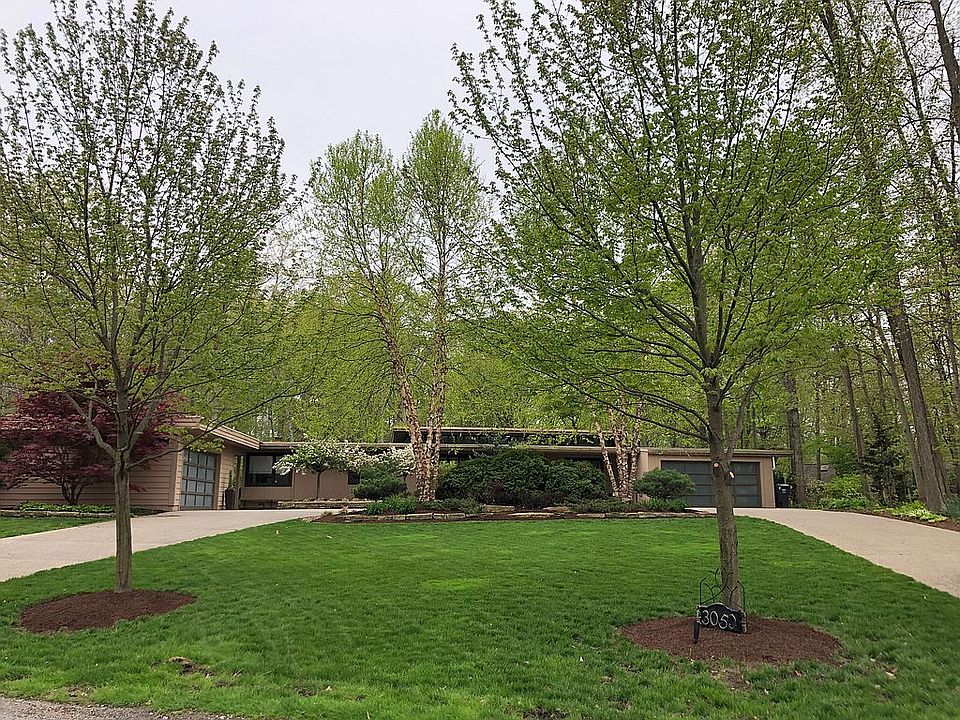 Lg concrete drive, 2 garages