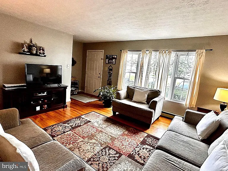 3 bed, 1.5 bath, 1200 sqft, $1,900 — Photo 3