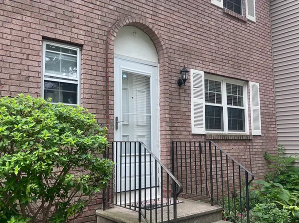 82 East Gate Lane #82, Hamden, CT 06514