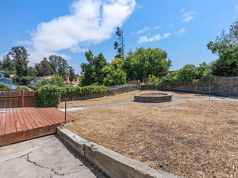 1923 Thompson Ln — Photo 30