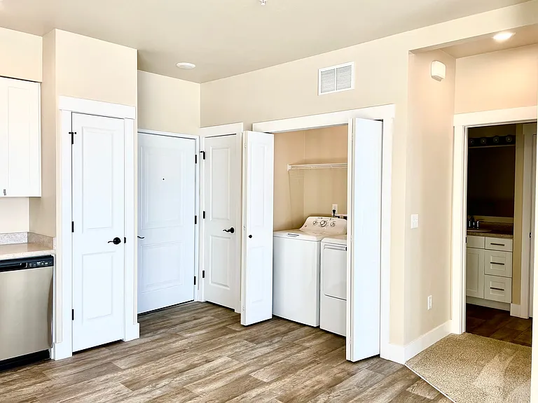 915/6SQFT Units Entry
