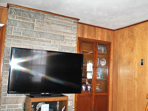 4th image of 113 E Millpond St