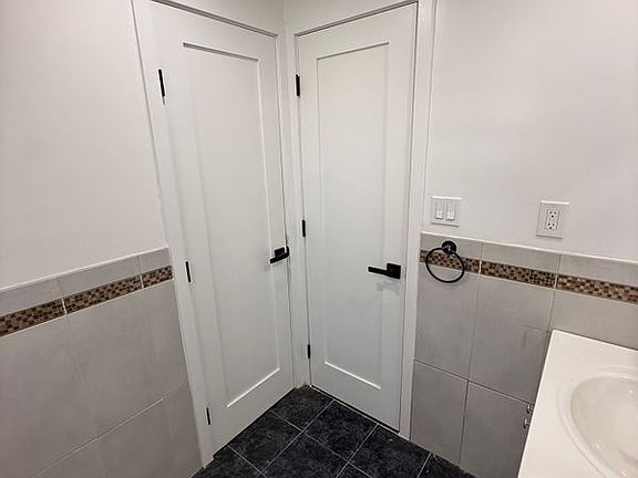 5th image of 215 Brown St Floor 2