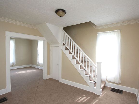 3rd image of 404 E Pleasant St