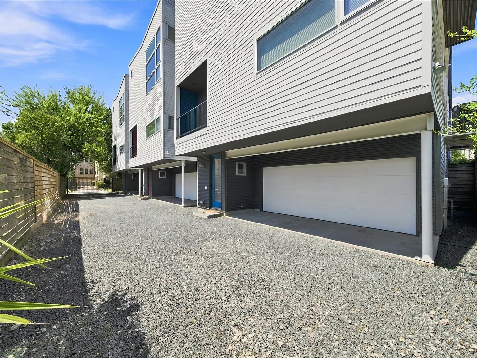 3 bed, 3.0 bath, 2142 sqft, $2,700 — Photo 3