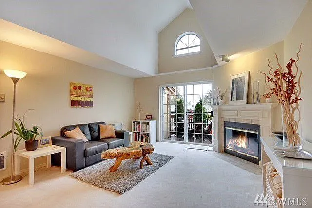 Top Level Condo in Des Moines — Photo 2