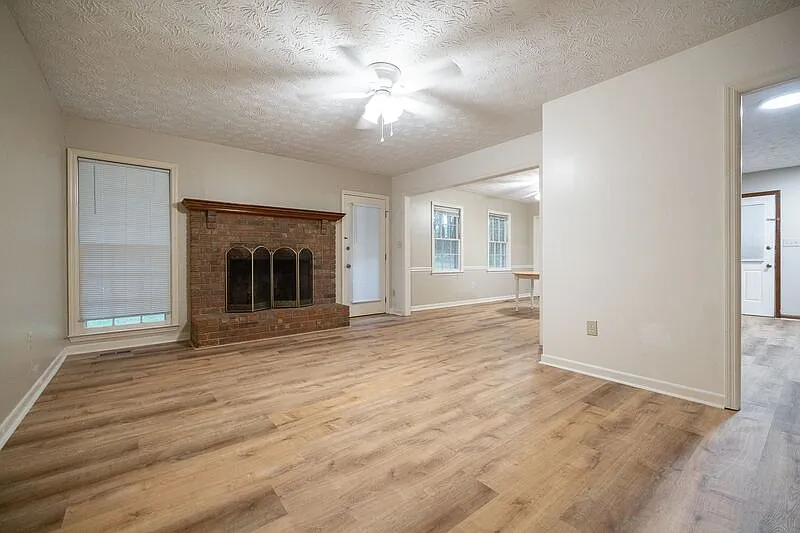 3 bed, 2.0 bath, 1328 sqft, $1,990 — Photo 4