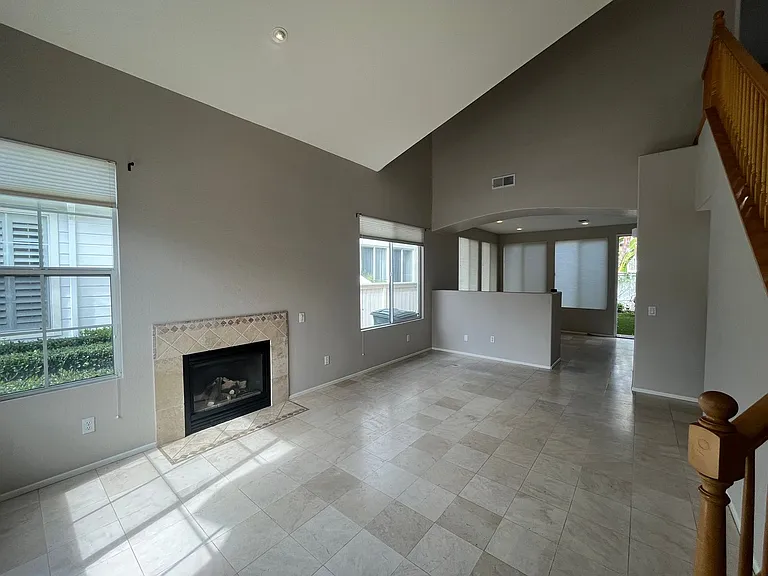 1085 Cottage Way — Photo 3