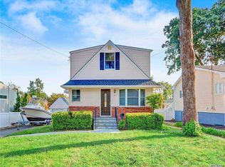 34 Summit Vw, Bayville, NY 11709