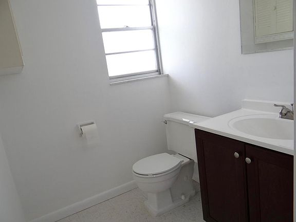 5th image of 410 NE 17th Ave APT 102