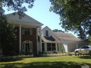 4 Hyde Ln, Coram, NY 11727