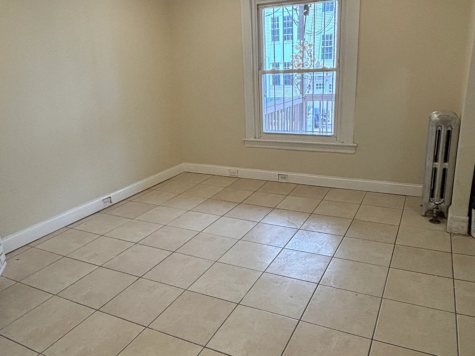 3 bed, 1080 sqft, $2,400 — Photo 3