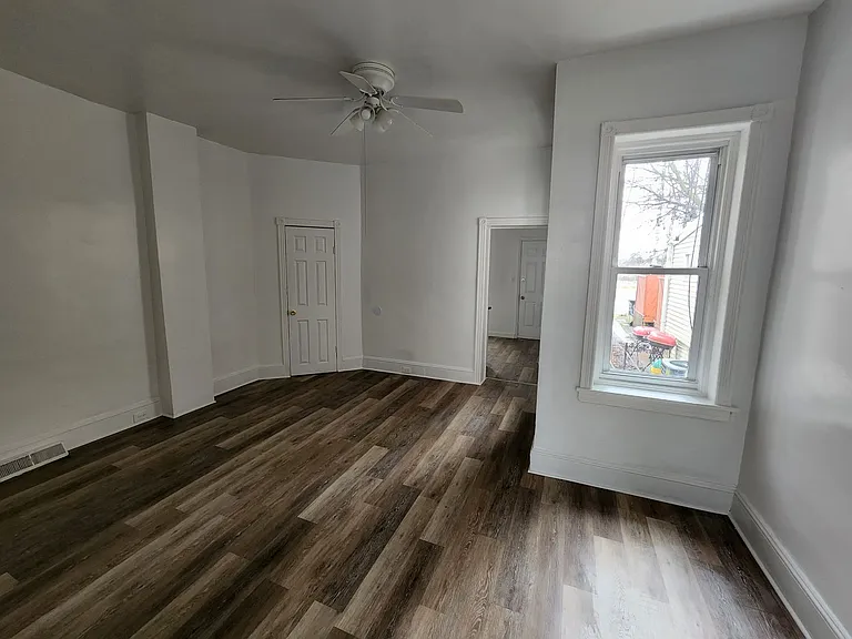 834 E 17th St — Photo 5