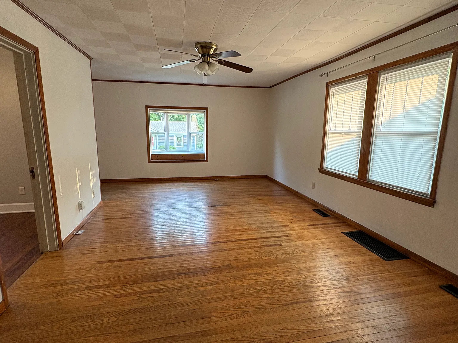 215 E Vermilya Ave — Photo 4