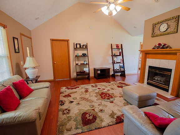 5th image of 411 E Wildwood Flower Dr