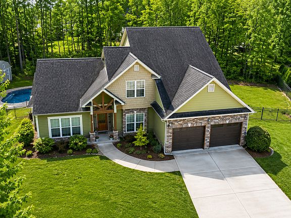 3rd image of 824 Vicki Cir