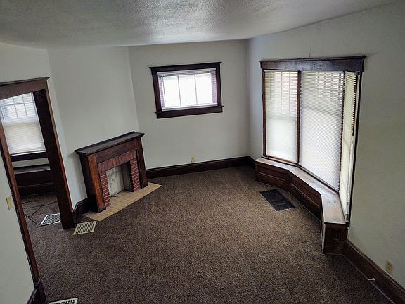 4th image of 305 College Ave