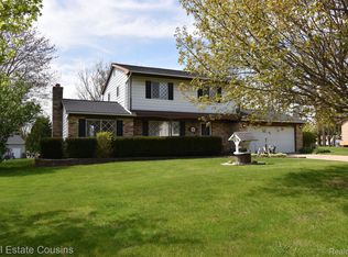 9036 Orchard View Dr, Grand Blanc, MI 48439