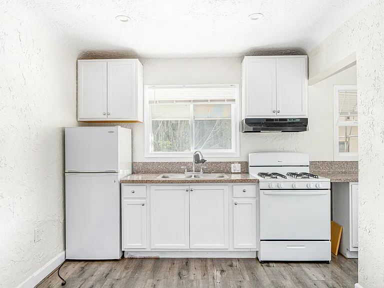 6477 1/4 Lexington Ave — Photo 3